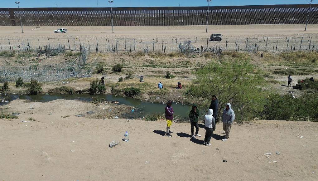 “Yo pedí mi visa y me la negaron. ¿Por qué razón? No sé, porque tenía toda la documentación al día, documentos bancarios de empresa, en esos tiempos tenía la posibilidad de pagar una visa y me la negaron porque quisieron, no me dieron la razón”, dijo la mujer, quien tras estar tres años en España llegó a Juárez con su hija. 