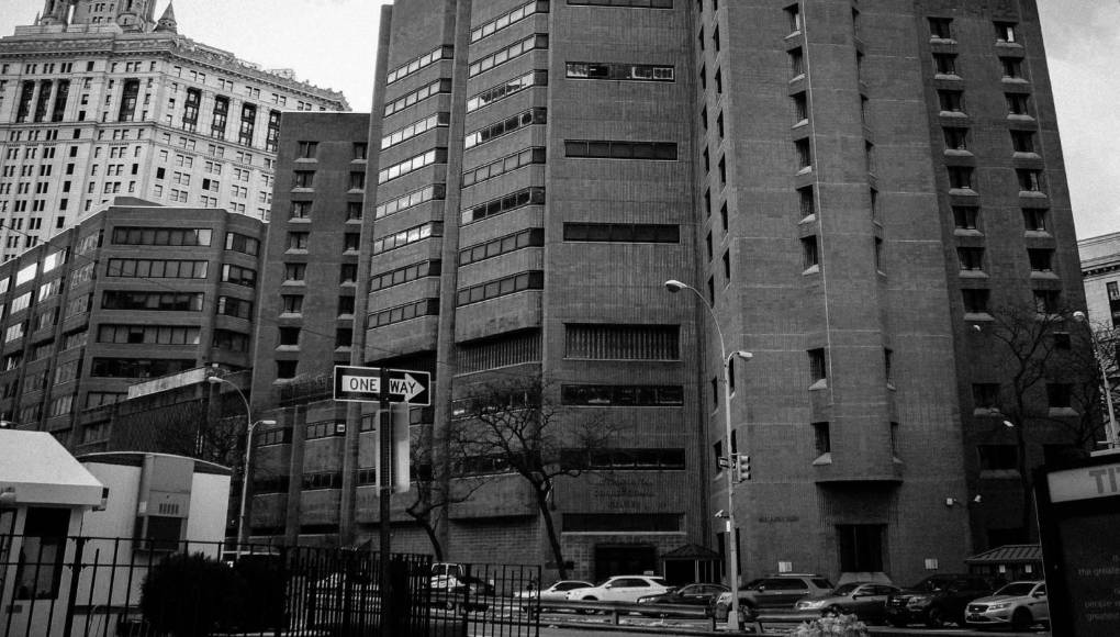 Mientras tanto, ha tenido que compartir celda con otros reos, que, por la naturaleza de los cargos que enfrenta, no están allí por delitos violentos.