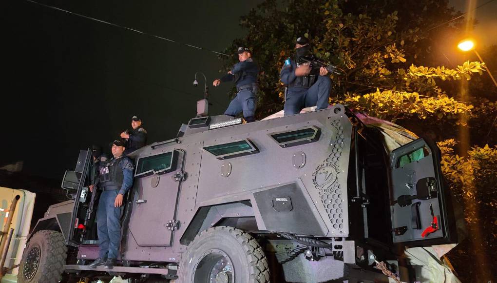 El “armadillo policíaco” tiene un peso de 9 mil libras, es blindado, cuenta con tecnología de punta y espacios para 12 agentes de las fuerzas especiales con conductores especializados.