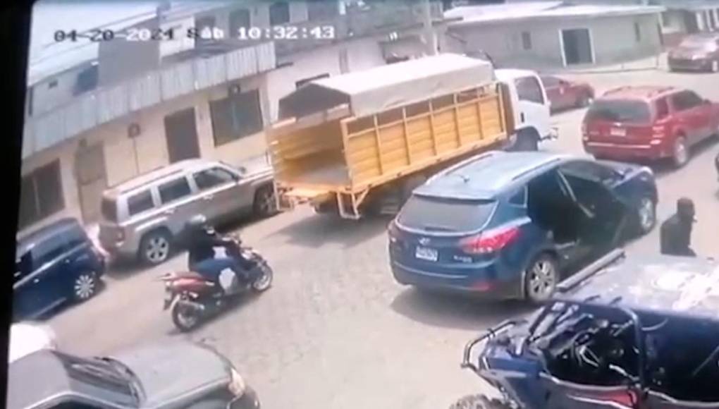 Hasta el autolote llegaron los hombres armados con indumentaria similar a la que usan los agentes de la Dirección Policial Anti Maras y Pandillas Contra el Crimen Organizado (Dipampco).