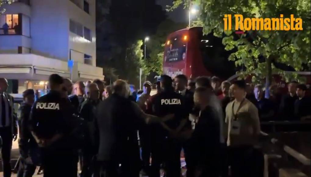 La plantilla al completo del Roma acudió en el autobús del equipo al hospital de Údine (norte) en el que se ingresó este domingo al costamarfileño Evan Ndicka, que se desplomó durante el partido, aunque su vida no corre peligro, según informaron los medios locales.