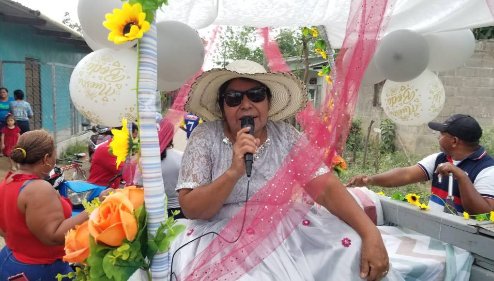 Doña Estela fue la moderadora de sus bodas de plata. Sus alabanzas y agradecimiento a Dios interrumpieron las agitadas calles del comercio de Tocoa, Colón. Foto Cortesía Carlos Norales.