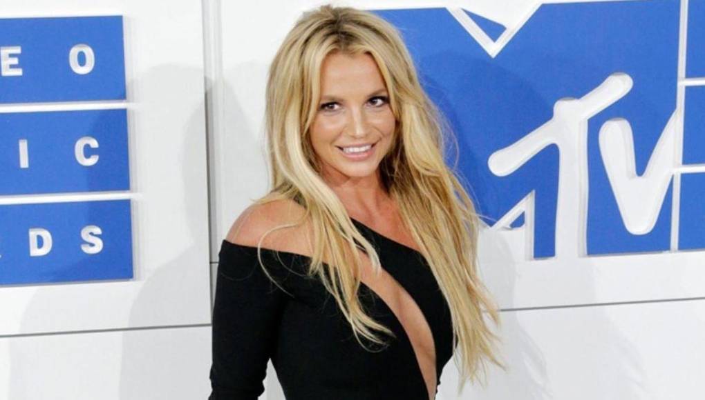 “Solo para que quede claro, la mayoría de las noticias son basura. No paran de decir que estoy recurriendo a gente al azar para hacer un nuevo álbum. ¡Nunca volveré a la industria de la música!”, aseveró la cantante en una publicación de Instagram.