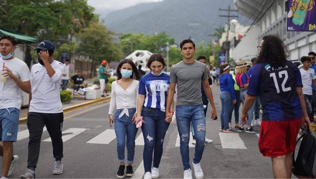 Desde horas tempranas las personas comenzaron a desfilar por las afueras del estadio Francismo Morzán.