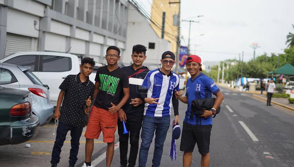 Más postales de aficionados que alentarán al equipo patrio en busca de lograr el objetivo de llegar a París 2024.