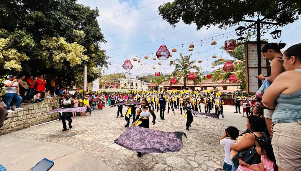 Con vistosas carrozas, Copán Ruinas da inicio a la Semana Santa