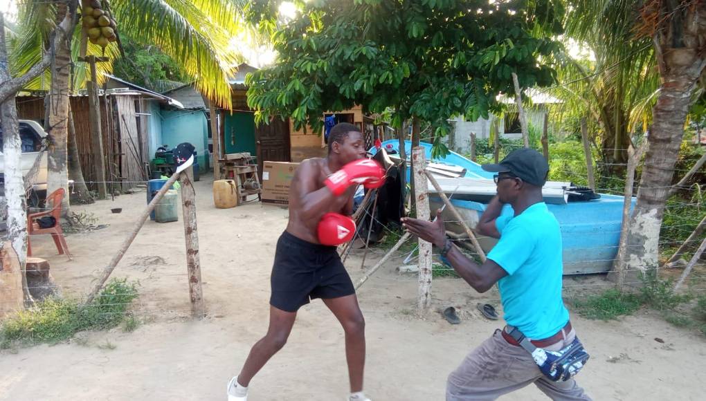 Con sus pupilos entrenan al aire libre, en un patio.