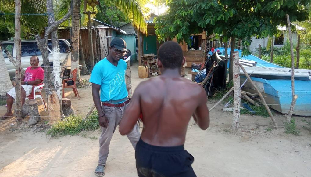 “Ahorita me encuentro en mi comunidad Nueva Armenia, me estoy preparando para la pelea del 25 de mayo y estoy entrenando a unos muchachos, porque voy a tener mi propia escuela en La Ceiba a inicios de junio”, afirmó.