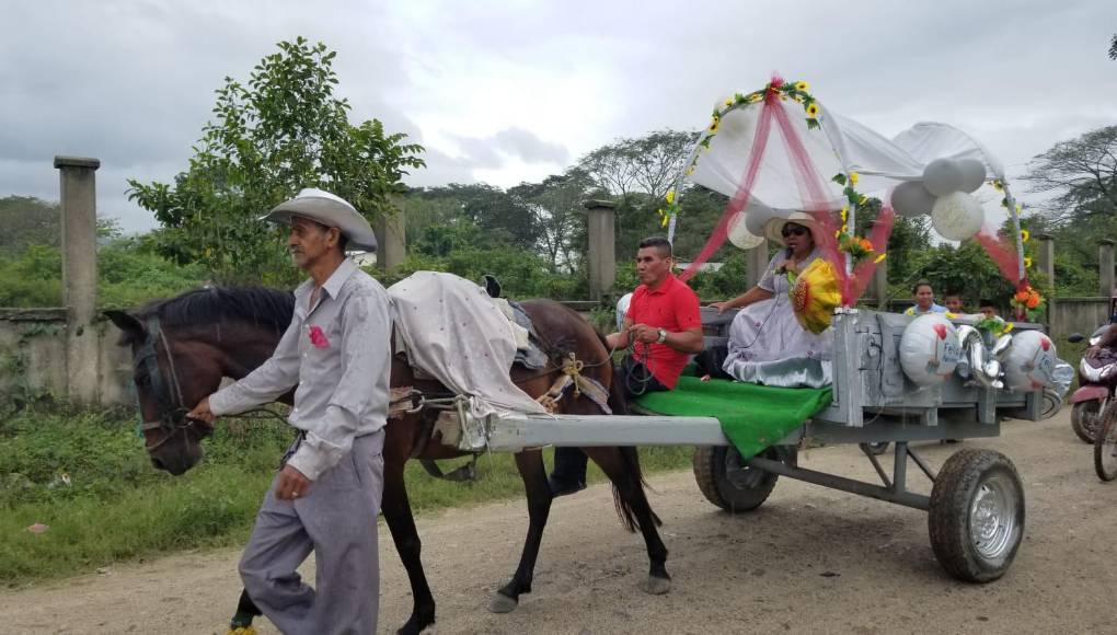 El recorrido lo terminaron en su colonia Independencia. Mientras muchos aplaudieron sus forma de celebrar sus bodas de plata. Foto Cortesía Carlos Norales
