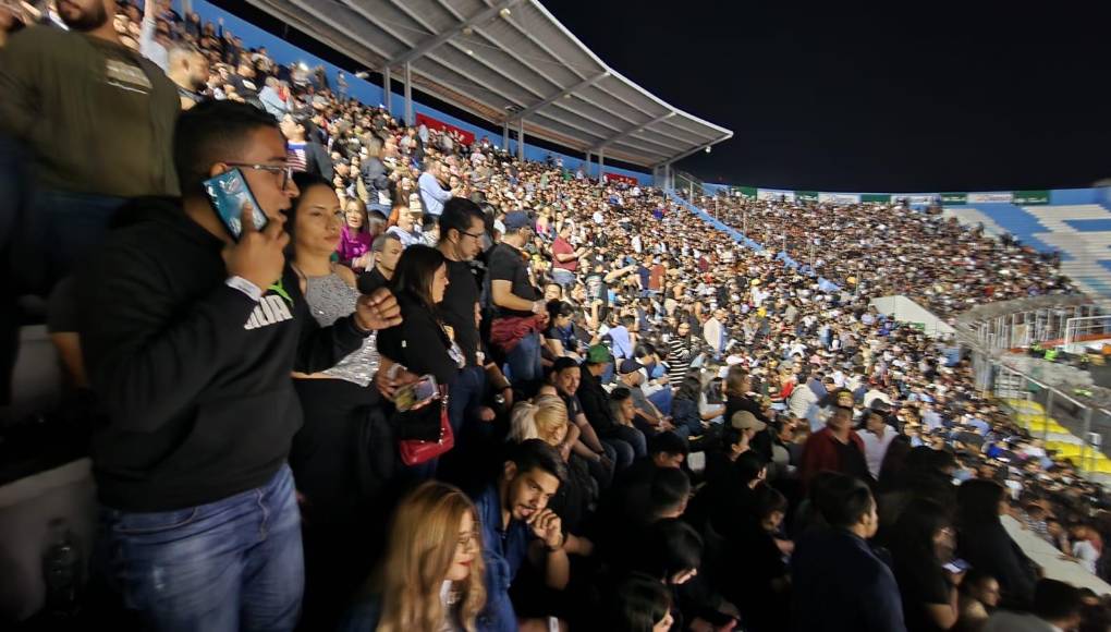 Desde tempranas horas hondureños procedentes de diversos lugares de todo el territorio nacional se acercaron al recinto capitalino para disfrutar del concierto.