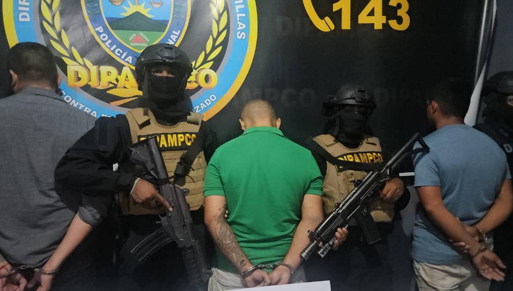 Los detenidos serán acusados de tráfico de drogas, posesión de armas de fuego de uso prohibido, posesión de munición de uso prohibido y permitido y asociación para delinquir. 