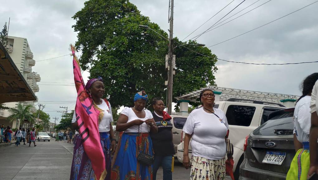Al son de tambores, maracas y el caracol, los garífunas vivieron este momento, exigiendo siempre una mayor atención del Gobierno de Honduras