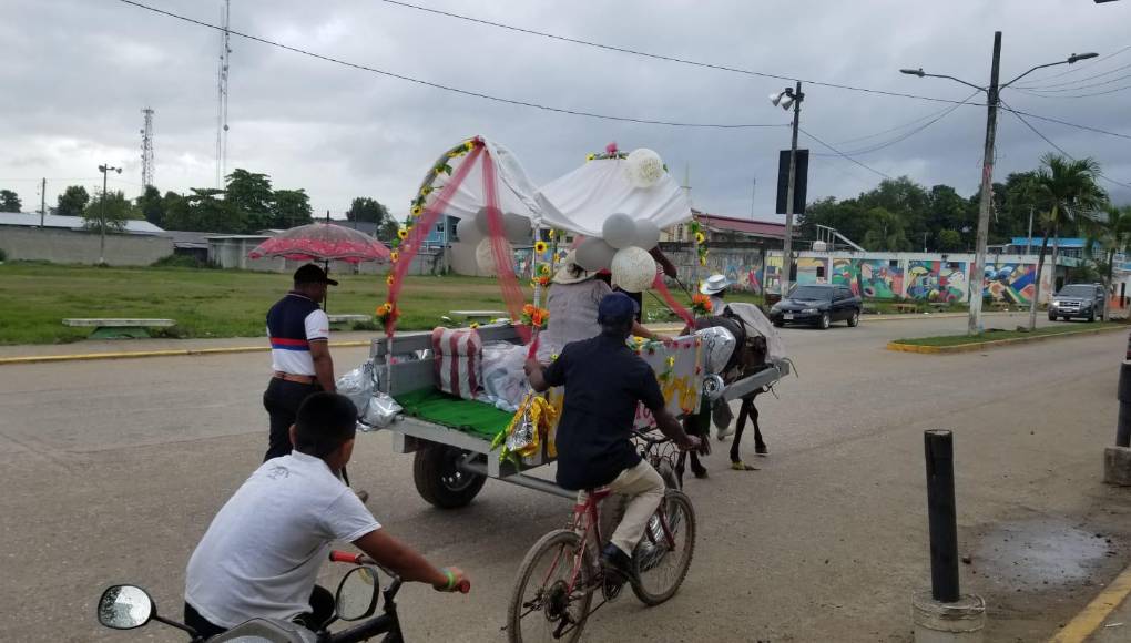 Vecinos de la colonia Independencia, de la ciudad de Tocoa, lugar de residencia de los esposos, acompañaron el recorrido con la misma alegría que ellos inspiraron por su festejo. 