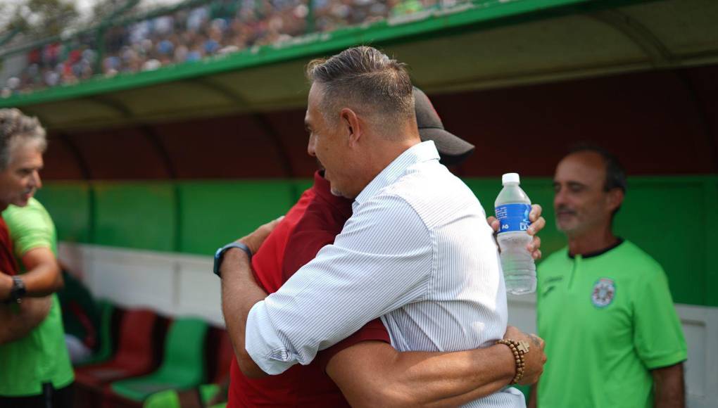 El abrazo de Troglio y ‘La Tota’ Medina antes de la Gran Final en el recinto sampedrano. 