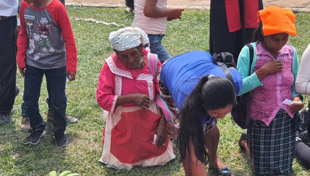 Las mujeres llegan de las aldeas y caseríos vestidas con atuendos lencas, coloridos y toallas en la cabeza. Durante las ferias bajan de las montañas a celebrar a la cabecera municipal. La feria principal se celebra en el 2 de febrero. Hay procesiones cargando la imagen de la Virgen de Candelaria y otras representaciones. Cerca de donde se encontró esta virgen, se celebra la conocida “Carrera de Patos”.