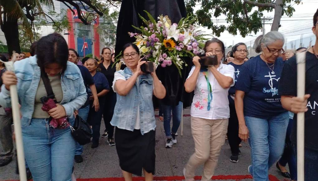 Luego de que Jesús fue crucificado, empieza el duelo por su muerte. Es bajado de la cruz y su cuerpo envuelto en sábanas blancas. Su cuerpo es llevado al sepulcro de piedras.