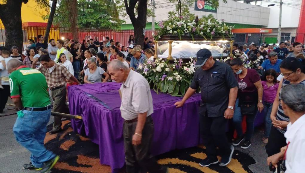 Con este tradicional acto de entierro que marca el viernes Santo abren paso al Sábado Santo. ¿Cuál es el significado del Sábado Santo? El Sábado Santo rememora especialmente a María tras la pérdida de su hijo, por lo que es un día de dolor y tristeza, destinado al silencio, luto, y reflexión, así como lo hicieron en el sepulcro María y los discípulos.