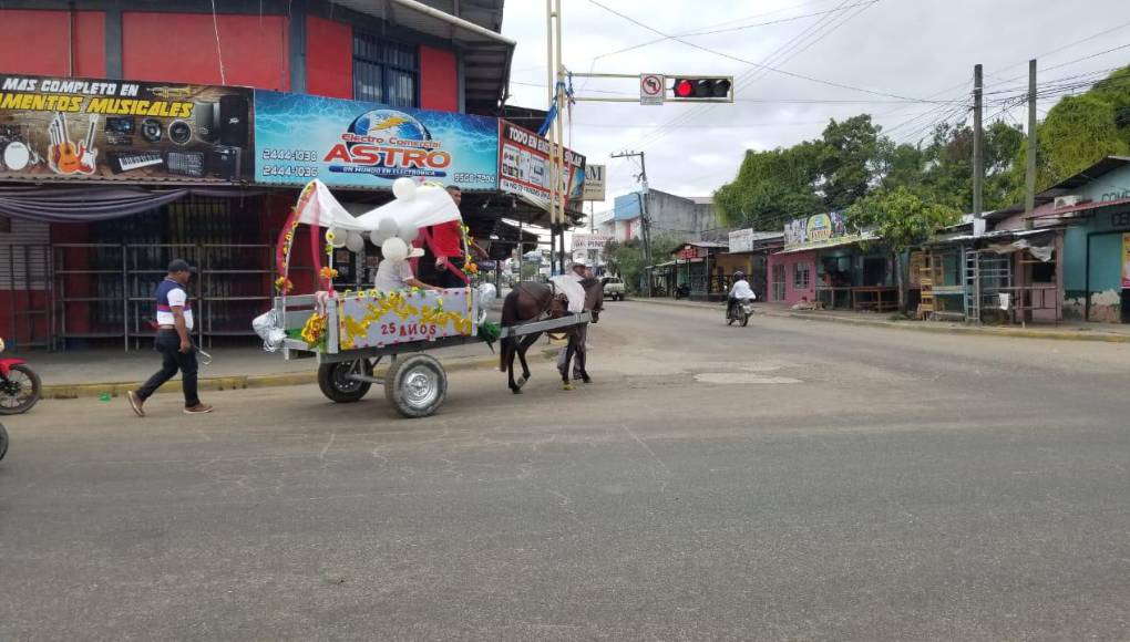 La carreta tirada por el caballo fue la “limusina” para esta humilde pareja, medio con el cual se ganan la vida, y que en ella quisieron presumir su amor fiel vivido en el matrimonio. Foto Cortesía Carlos Norales