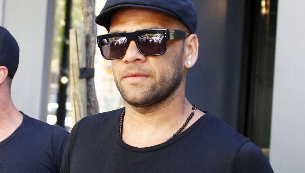 Dani Alves busca la forma de ganarse la vida y relanzar una actividad económica deteriorada por su paso por prisión. En su día el padre de Neymar le prestó 150.000 euros para poder indemnizar a la víctima de la agresión sexual (este dinero fue vital para rebajar su condena por reparación de daño).