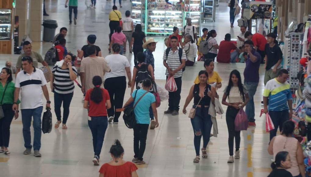 De acuerdo a datos de la terminal de buses, el viernes fue un día “tranquilo”, tuvieron un flujo de más de 155 mil personas, el sábado se incrementó a unos 200 mil viajeros y el domingo 140 mil pasajeros, lo que suma cerca de unos 500 mil usuarios entre salidas y llegadas. 