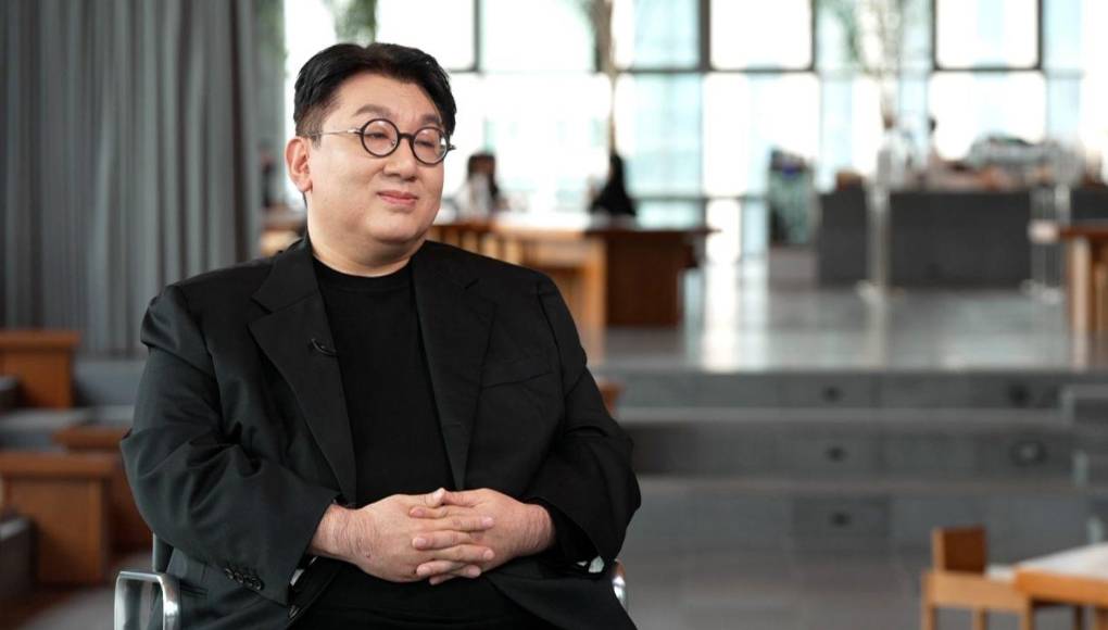 Las acusaciones han sacudido a la industria del K-pop y han generado una gran cantidad de reacciones. Los fans de BTS han protestado en redes sociales sobre el peligro que pudo haber tenido el grupo. Por su parte, HYBE, liderado por Bang Si Hyuk, ha anunciado que presentará una denuncia contra Min Hee Jin y todos los demás afiliados implicados de ADOR por negligencia profesional y otros actos delictivos. En un comunicado Bang Si Hyuk afirmó que tienen pruebas de que Min Hee Jin no es apta para seguir siendo directora de su agencia ADOR.