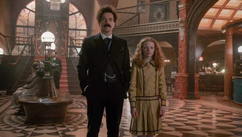 <b>‘A GENTLEMAN IN MOSCOW’, SKYSHOWTIME</b>Basada en la popular novela homónima de Amor Towles, ‘A Gentleman in Moscow’ cuenta la vida del conde Rostov -interpretado por Ewan McGregor-, quien, tras la Revolución rusa y por su apoyo a los zares y la aristocracia, es sentenciado a vivir confinado en el Hotel Metropol de Moscú, donde le ocurrirá muchas más cosas de las que se podrían prever para un encierro. Ocho episodios que se estrenan el 18 de abril en SkyShowtime.