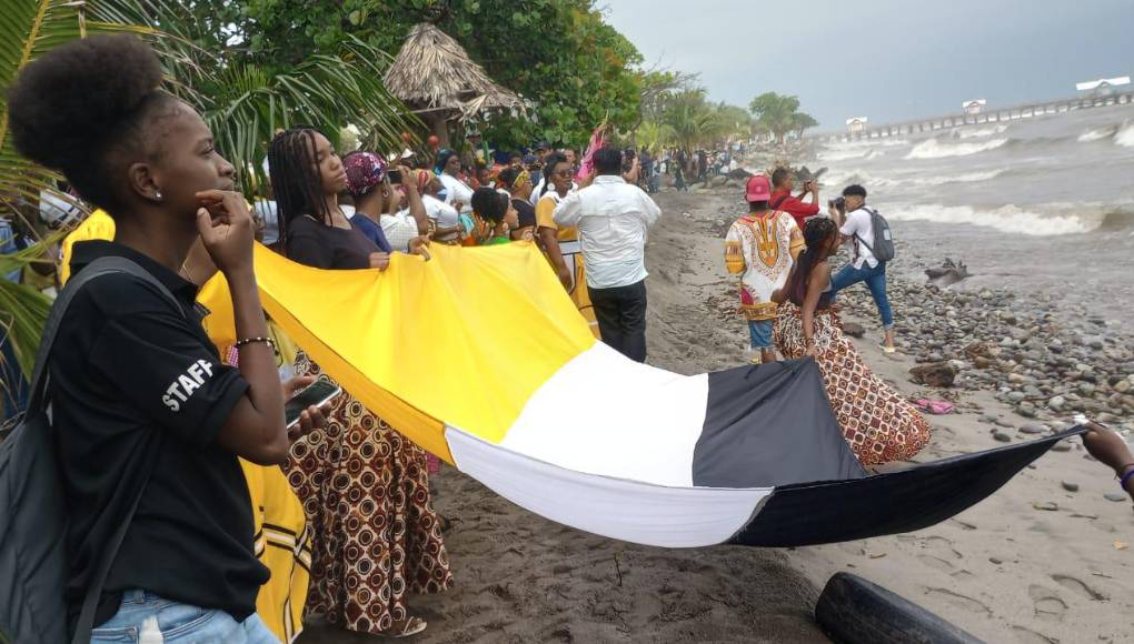 El agitado mar no detuvo la repercusión de los tambores y el sonido del caracol, que alegraron la playa de La Ceiba, en el departamento de Atlántida, donde este 12 de abril, los garífunas celebran los 227 años de su llegada a las costas hondureñas.