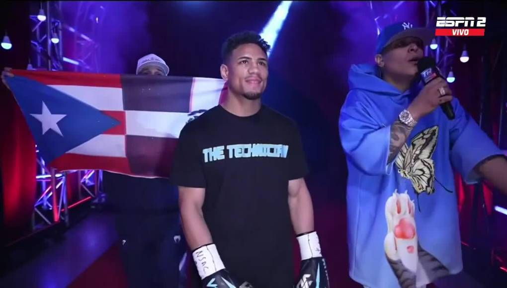 El pugilista de raíces boricuas y dominicanas fue el primero en realizar su entrada, al ritmo del reggaeton, salió con dos banderas para la pelea. 