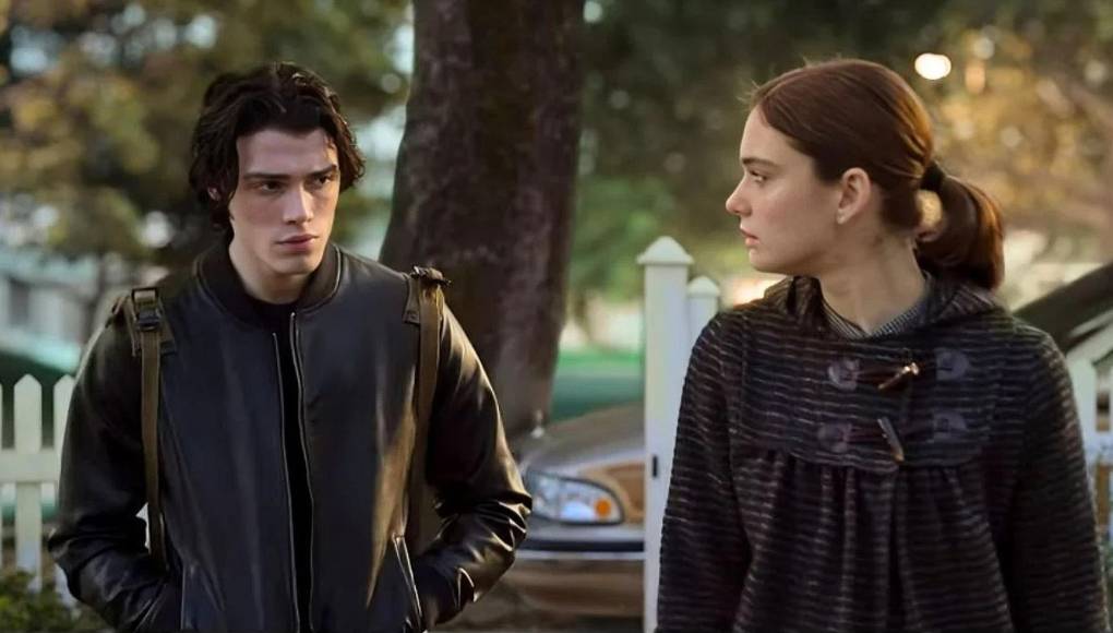 La película italiana “Fabricante de Lágrimas” ha conquistado a los espectadores de Netflix, convirtiéndose en la película más vista en todo el mundo en la plataforma solo tres días después de su lanzamiento oficial.Un factor crucial en el éxito de la película ha sido el surgimiento del nacionalismo en la trama. A medida que el nacionalismo surgió en Europa en el siglo XIX, regiones dentro del imperio, notablemente los serbios, griegos y búlgaros, buscaron autonomía. Estos movimientos nacionalistas debilitaron significativamente el control del imperio sobre sus territorios.