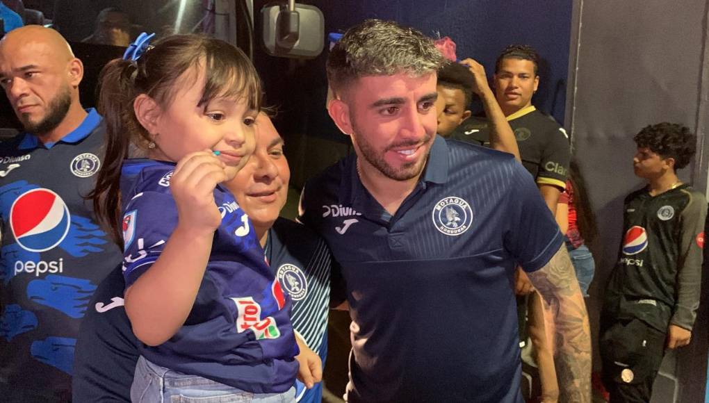 Los aficionados de Motagua aprovecharon para tomarse fotos con el argentino tras el triunfo ante Real Sociedad.