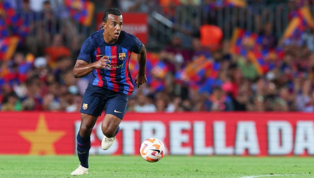 Koundé como lateral derecho.