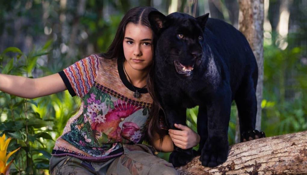Emma y el jaguar negro - Con 14 años, hecha una urbanita, Emma descubre que el pueblo de su infancia vive bajo la amenaza de traficantes de animales y decide que ha de volver a la Amazonia con su querida jaguar. Un plan descabellado del que Anja, su excéntrica y encantadora profesora de Biología, intenta disuadirla sin éxito. Dirigida por Gilles de Maistre. Estrena el 12 de abril. 