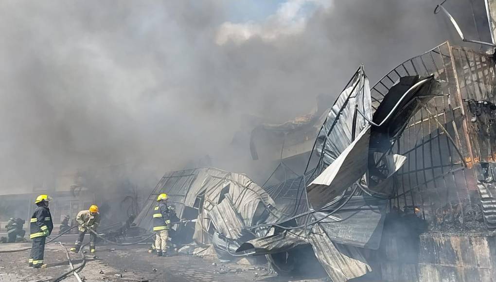 Miembros del Cuerpo de Bomberos realizaron esfuerzos titánicos para apagar el fuego. 