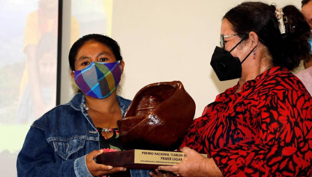 Indígena lenca hondureña gana Premio Nacional Carlos Escaleras