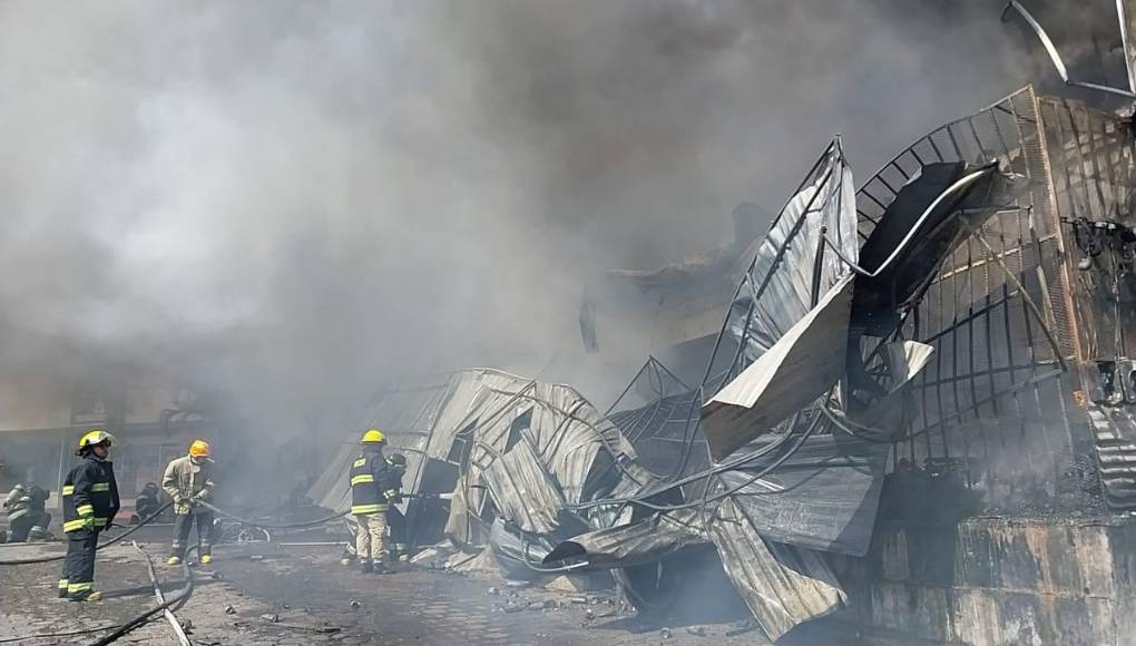 Un infernal incendio desatado esta mañana de martes consumió tres negocios en Tegucigalpa, capital de Honduras. 