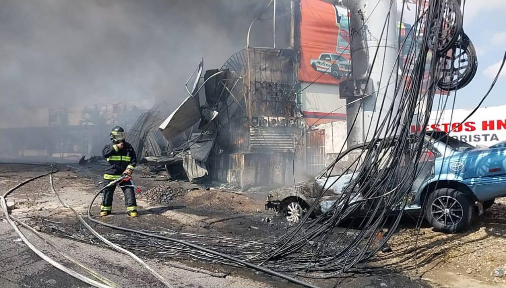 El incendio quemó hasta el cableado eléctrico cercano a los negocios afectados. 