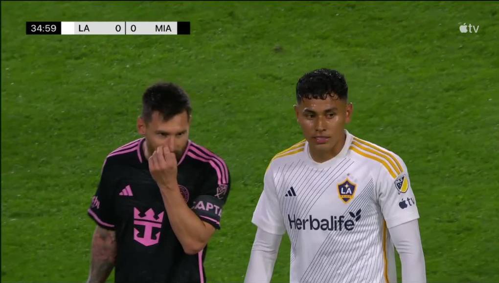 Messi, le dedicó algunas palabras a Cerrillo y este solo asentía con la cabeza, como dándole poco valor a lo que escuchaba. 