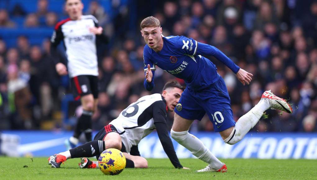 El 30 de septiembre de 2020, Cole Palmer debutó en el primer equipo del Manchester City en una victoria por 3-0 fuera de casa sobre el Burnley en la cuarta ronda de la EFL Cup.