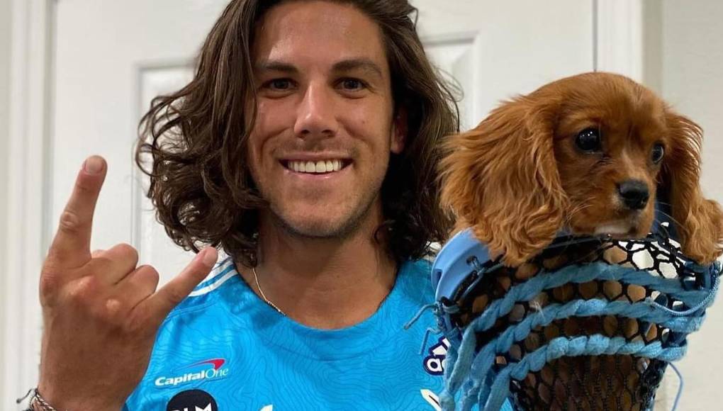 Callum fue jugador profesional en la liga estadounidense de lacrós, un deporte de contacto que se disputa con palos con una canastilla incorporada y cuyo objetivo es embocar una pelota de goma en la portería rival.