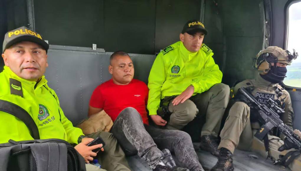 El operativo también resultó en la incautación de armas, explosivos, dinero en efectivo y la captura de cuatro individuos vinculados al anillo de seguridad del narcotraficante.