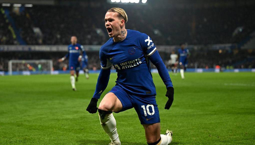 Anotó su primer gol el 21 de septiembre de 2021 en una victoria por 6-1 en casa contra el Wycombe Wanderers en la EFL Cup.7