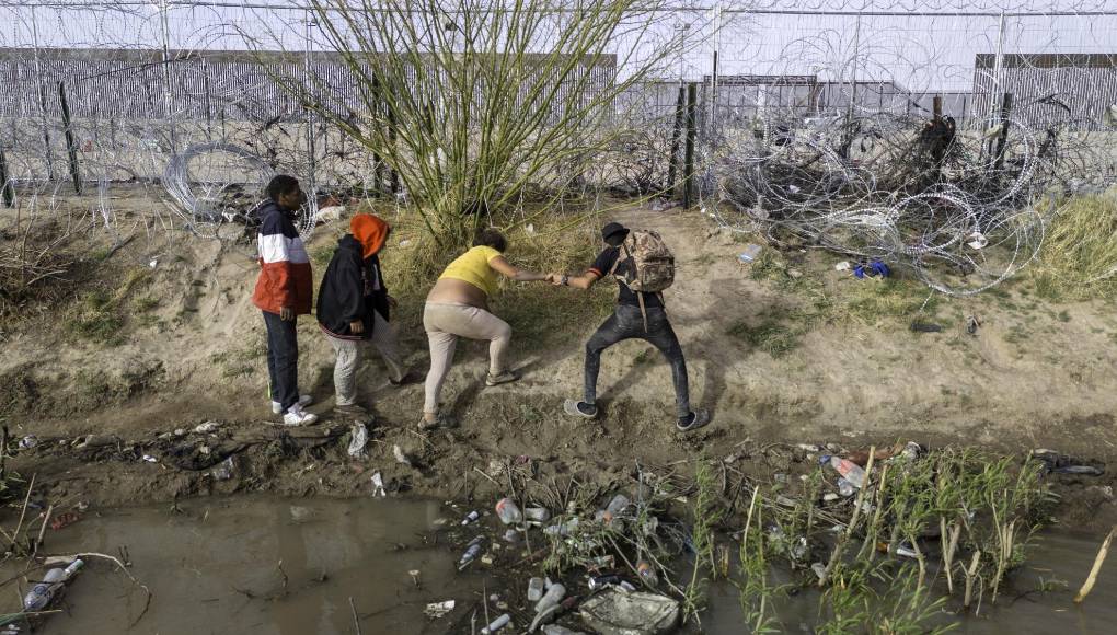 Pese a los riesgos y las restricciones, migrantes en la frontera comentaron que no se rendirán.