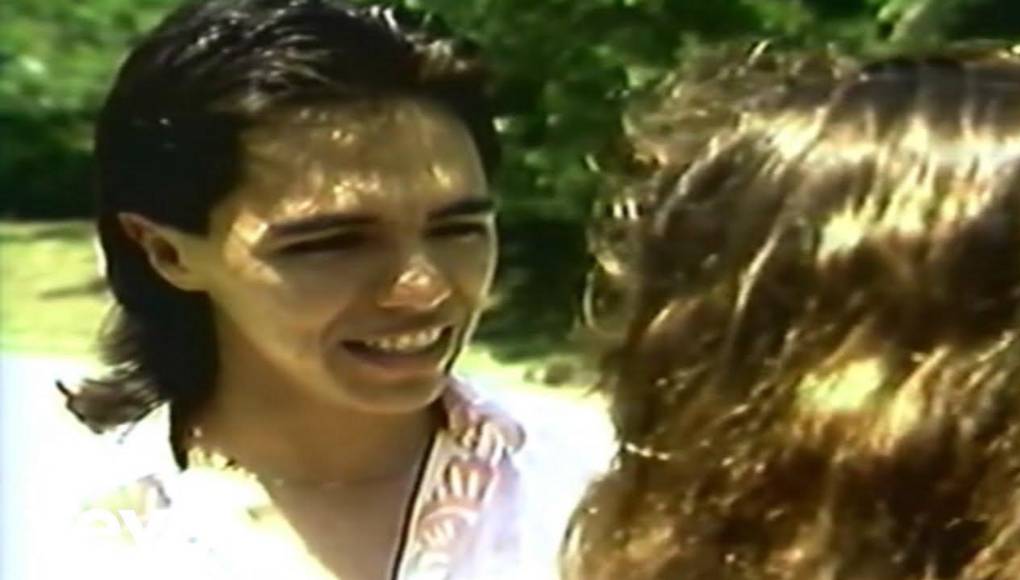 2. “Ven porque te necesito” - Los Temerarios lanzaron el disco “15 superéxitos” en 1996, de donde se desprende el tema “Ven porque te necesito”. La canción tiene el sello característico del grupo que logró una sólida carrera con temas en la voz de Gustavo Ángel. El video filmado en la década de los 90 y fue publicado en el canal de YouTube con más de 162 millones de reproducciones.