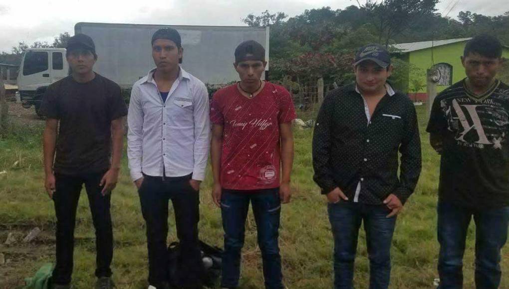 Retienen a tres ecuatorianos que eran transportados en una camioneta en Copán