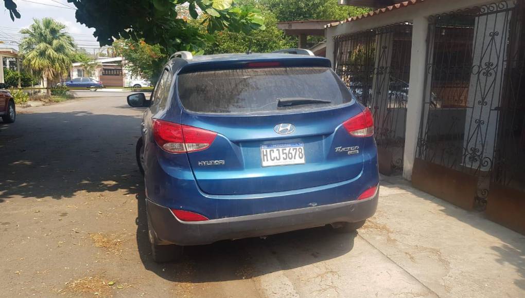 Una de las tres camionetas en las que se conducían los delincuentes.