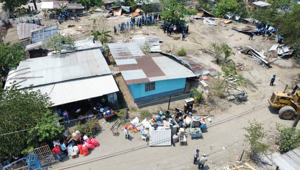 Los pobladores pidieron que les dejaran llevarse los materiales de las viviendas, pero no pudieron.
