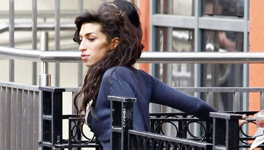 “No podemos blanquear la historia de Amy. Sí, era una adicta y, sí, su vida también era un caos. (...) Pero esas son circunstancias e imponderables en los que no es nuestra intención extendernos aquí”, subrayan en el prólogo de este libro. Ciertamente, como señalan los progenitores de la cantante, fallecida en 2011 por una excesiva ingesta de alcohol, “cuesta encontrar siquiera el más leve rastro de ese tormento o de tamaña pesadumbre en cualquiera de sus textos”, salvo en contados fragmentos.