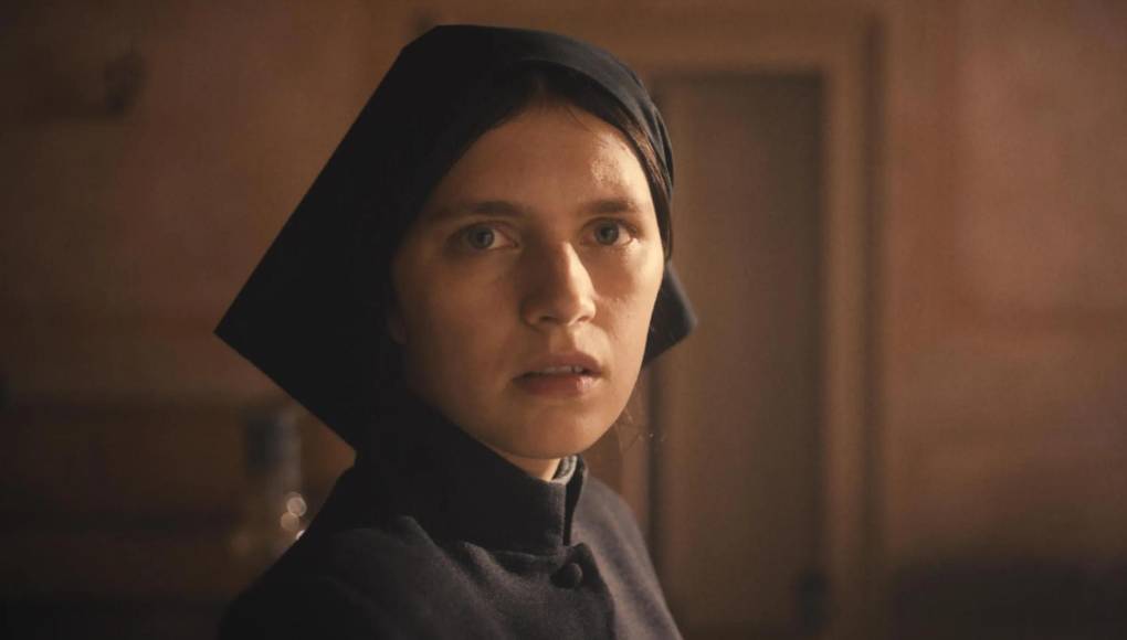 La primera profecía - Su sinopsis oficial relata: “Cuando una joven estadounidense es enviada a Roma para comenzar una vida de servicio a la Iglesia, descubre una oscuridad que la lleva a cuestionar su propia fe y devela una conspiración aterradora que espera provocar el nacimiento de la encarnación del mal”. Estrena el 4 de abril oficialmente. 