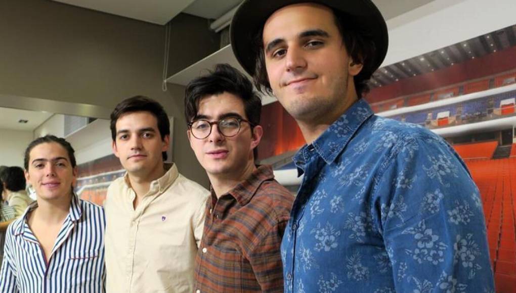 Y agrega: “Eso es increíble porque demuestra un poco que el techo es tan alto como uno quiera verlo”.El futuro también trae retos, como la Inteligencia Artificial (IA) y los dilemas que está suscitando con la creación de canciones que rápidamente se hacen virales en redes sociales, sin ningún tipo de regulación sobre los derechos de los artistas a los que imita esta tecnología.