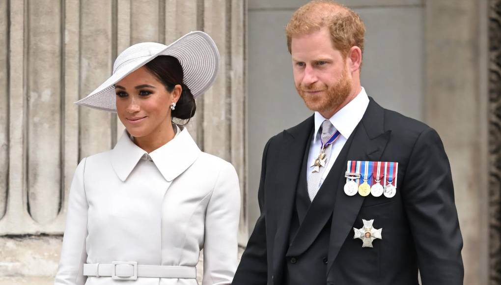  Cabe recordar que los ciudadanos estadounidenses pueden recibir un título de un gobierno extranjero, tal como fue el caso de Markle cuando contrajo nupcias con Enrique, convirtiéndose en Duquesa de Sussex.